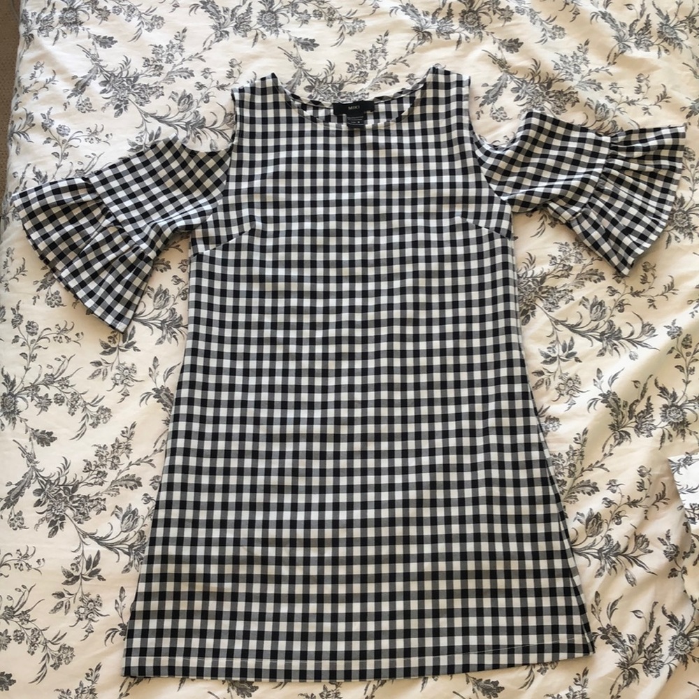 Straight flow dress, open shoulder